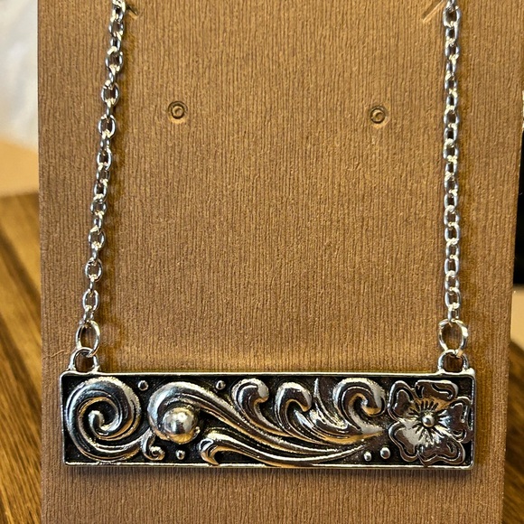 Jewelry - Western Silver Tone Engraved Bar Necklace